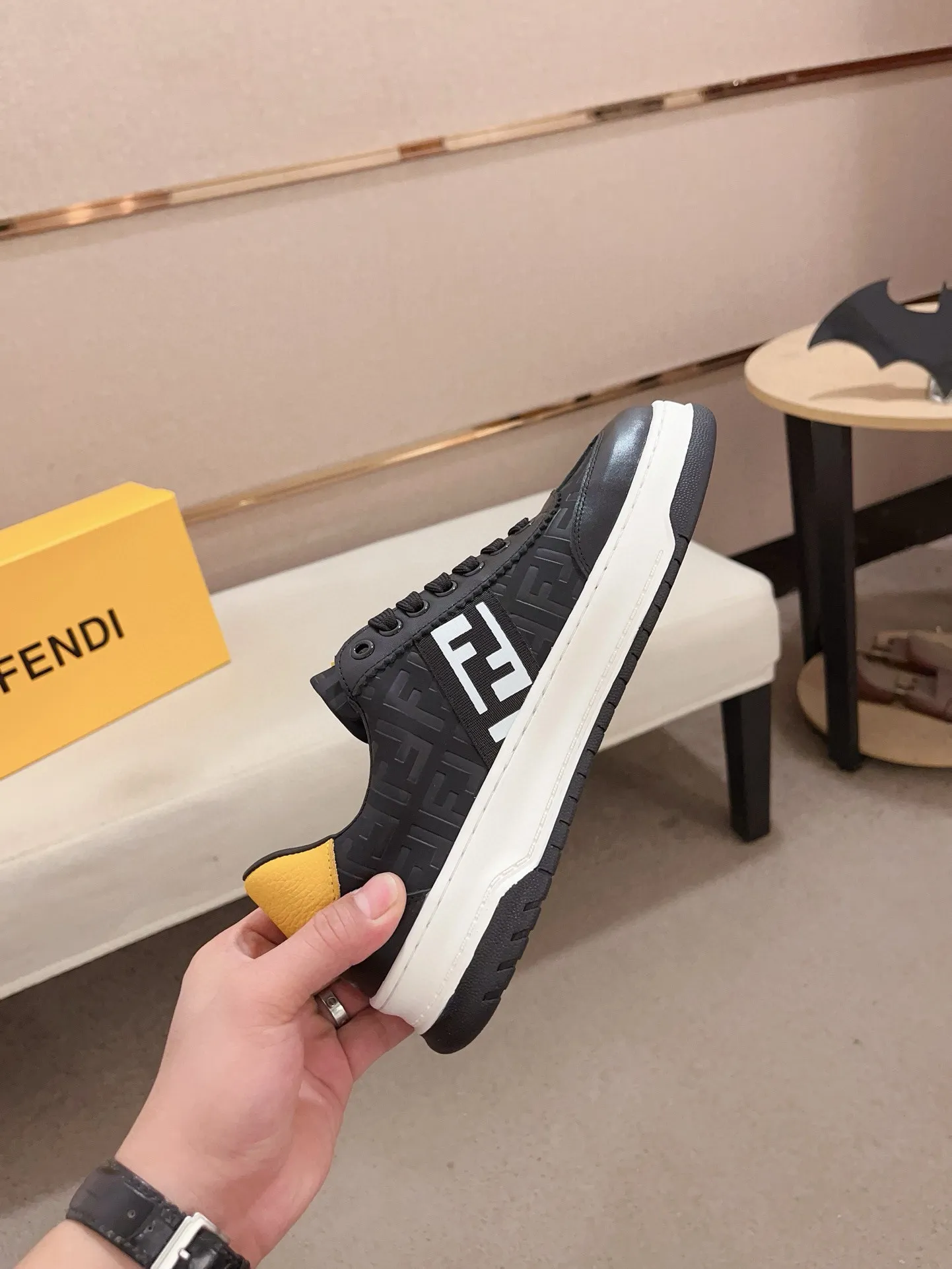 Men's shoes💰: 400💰[Fendi] Fendi's latest casual shoes for men! Available at counters simultaneously! A one-to-one replica of the original. All imported official website one-to-one cowhide fabric. The interior is made of top-grade sheepskin, and the original factory-supplied rubber outsole is used. Leading new fashion concepts. Matching code: 38-44. (can be customized for 45 non-refundable)